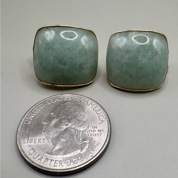 Vintage 14k Yellow Gold Green Jade Omega Back Earrings - Picture 3 of 5